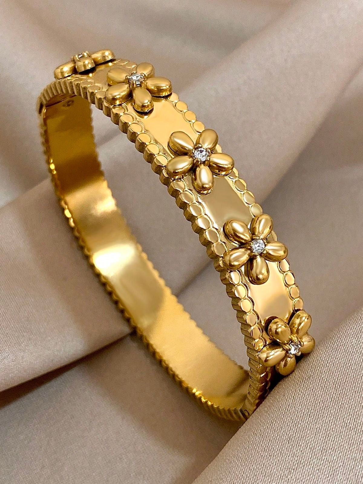 Flower bangle bracelet ✨