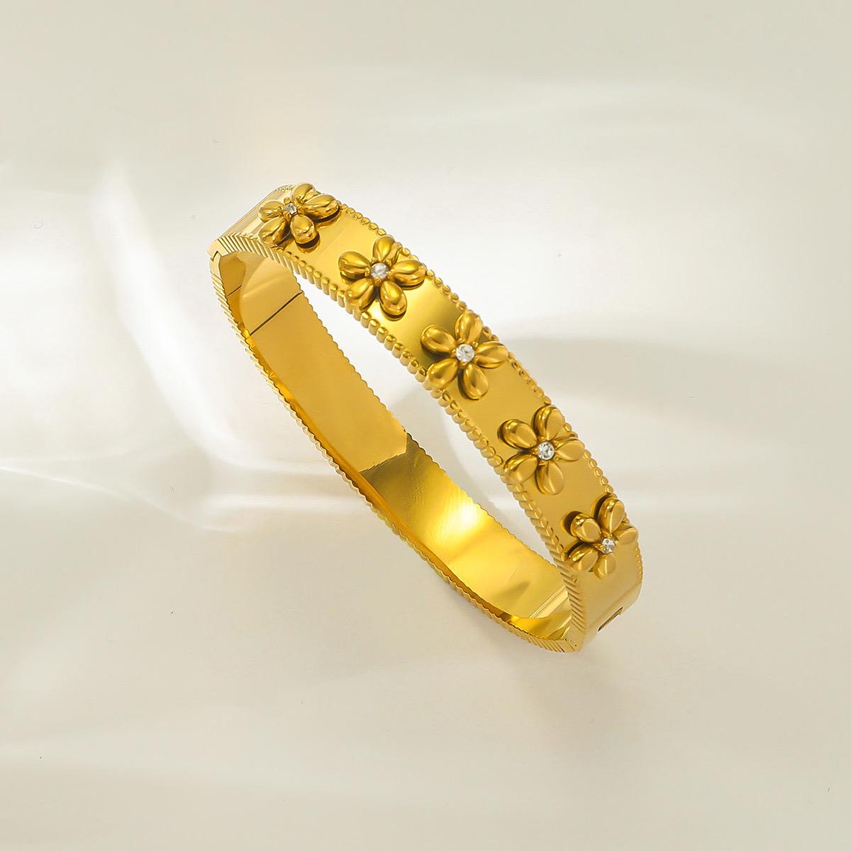 Flower bangle bracelet ✨