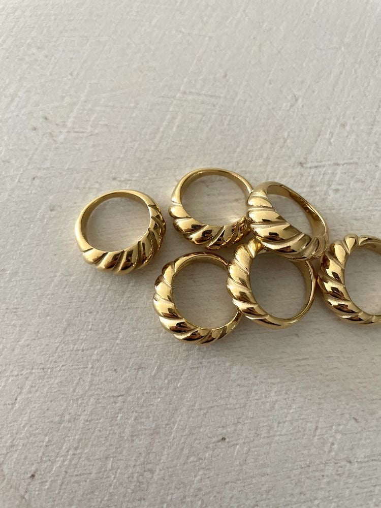 Croissant ring ￼